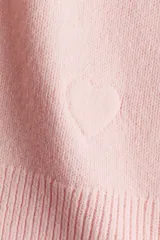 Saco entallado de punto fino, color rosado, con cuello redondo, cierre frontal de botones y terminaciones acanaladas en cuello, puños y ruedo.