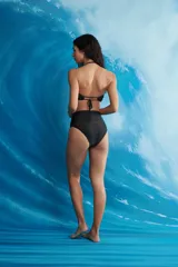 Top de bikini bandeau con estampado animal print de leopardo, escote recto y tirantes finos que se atan al cuello.