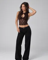 Top de encaje marrón sin mangas, con diseño ajustado al cuerpo, escote halter y abertura frontal en el pecho.