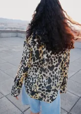 Camisa de corte recto con estampado animal print, cuello camisero, cierre frontal de botones y bolsillo de parche en el pecho. Cuenta con mangas largas con puños abotonados.
