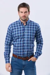 Camisa de manga larga con estampado de cuadros en tonos azules, cuello abotonado y cierre frontal con botones.