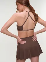 Falda short deportiva color bordó, con calza interna y bolsillo lateral, diseñada para brindar comodidad y libertad de movimiento.