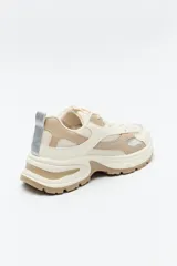 Zapatillas chunky color blanco y beige, con base robusta de 5,5 cm de altura.