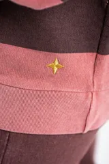 Sweater tipo polo de manga larga con diseño de rayas horizontales en tonos rosa y gris oscuro. Presenta cuello clásico y puños acanalados, confeccionado en algodón peinado.