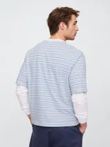 Remera de manga corta con cuello redondo, a rayas horizontales en tonos celeste, blanco y marrón.