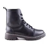 Bota de cuero negro con cordones, caña media y suela track.