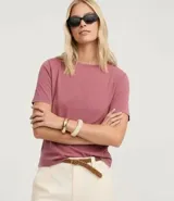 Remera de algodón color verde oliva con cuello redondo y mangas cortas.