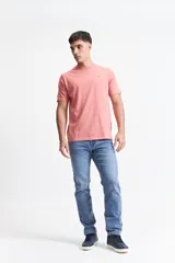 Remera básica de algodón color blanco, con escote redondo, mangas cortas y detalle de logo bordado en el pecho.