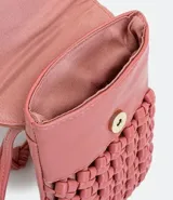 Cartera porta teléfono color rosado, con correa larga para colgar y diseño trenzado.