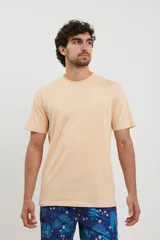 Remera de cuello redondo y manga corta, confeccionada en tejido de algodón pesado.