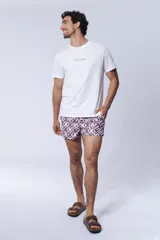 Short de baño con estampado geométrico de damero y soles en tonos marrón y blanco, con cintura elástica.