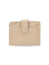 Billetera de tamaño intermedio confeccionada en cuero graneado color beige, con cierre de solapa y aplique metálico con logo de la marca.