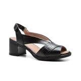 Sandalias color crema con textura tipo piel de cocodrilo, taco cuadrado y tira trasera con ajuste de velcro.