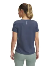 Remera deportiva Under Armour de manga corta, confeccionada en tejido técnico ligero y transpirable con textura de micro rayas horizontales. Presenta cuello redondo y corte clásico, diseñada para optimizar la absorción del sudor y el secado rápido.