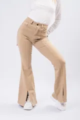 Pantalón tipo oxford de tiro alto en color negro, con costura frontal vertical y tajos en el ruedo delantero.