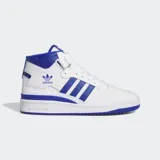 Championes de media caña Adidas Forum Mid, color blanco con detalles en azul. Presentan las tres tiras características de la marca en el lateral y ajuste con cordones y tira de velcro en el tobillo.