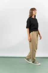 Pantalón jogger de calce relajado color bordó intenso, con cintura elastizada y lazo regulable. Cuenta con bolsillos laterales con cierre invisible y silueta recta levemente afinada.