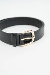 Cinturón con estampado animal print de leopardo, con hebilla metálica dorada y terminaciones en color negro.