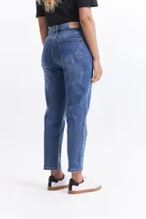 Jean estilo mom de tiro medio, con corte recto y relajado, confeccionado en denim de algodón en tono azul clásico con efecto lavado.