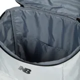 Mochila New Balance unisex de color blanco con logo negro, cierre superior con cordón y tapa con hebilla, bolsillo frontal con tapa y bolsillos laterales de malla.