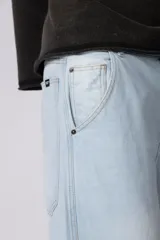 Jean baggy de corte amplio y relajado, color celeste claro, con diseño de pierna ancha y estilo urbano.