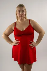 Camisón corto rojo de microtul y puntilla elastizada, con tirantes finos y escote en V.