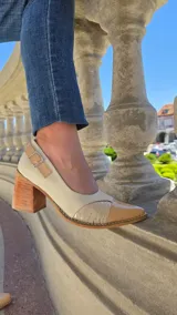 Zapatos de tacón ancho color blanco, con punta fina, hebilla lateral y tacón efecto madera.