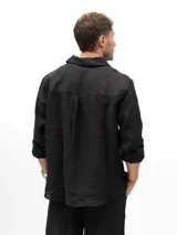 Camisa de manga larga confeccionada en 100% lino natural, con cuello clásico y cierre frontal de botones. Presenta un calce relajado y una textura ligera, ideal para climas cálidos.