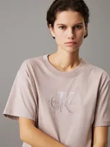 Remera de corte holgado confeccionada en algodón, con cuello redondo y mangas cortas. Presenta el logo de Calvin Klein Jeans bordado en relieve en el centro del pecho.