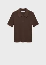 Jersey de punto fino de manga corta en color marrón, con diseño entallado, cuello polo y cierre frontal de botones.