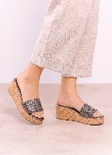 Sandalias de plataforma con cuña de corcho y capellada de cuero tejido color gris metalizado.