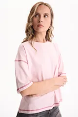 Remera de algodón blanca de manga corta, diseño cropped y calce cómodo. Cuenta con tajos laterales y costuras a contratono en color celeste.