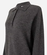 Suéter de punto pesado con cuello polo y cierre frontal de botones. Presenta mangas largas con puños ajustados y un corte regular.