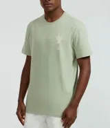 Remera verde claro de algodón, corte comfort, cuello redondo y manga corta. Estampa frontal con lettering y dibujo de espada de San Jorge.