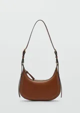 Bolso bandolera marrón de efecto piel, tamaño mediano, con cierre de cremallera, forro interior y asa de hebillas ajustable.
