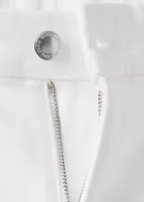 Jeans blancos de tiro alto y estilo flare, confeccionados en tejido elástico de algodón. Presentan diseño de cinco bolsillos, trabillas para cinturón y cierre frontal con cremallera y botón.