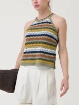 Musculosa de crochet elaborada con tejido a rayas horizontales en tonos multicolor como verde, tostado, azul, celeste y blanco, con escote redondo.