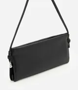Bolso pequeño tipo bowling de estructura flexible y acabado liso. Cuenta con asa de hombro fija ajustable mediante nudos laterales y cierre magnético.