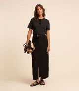 Remera verde esmeralda de algodón, con cuello redondo y mangas cortas.