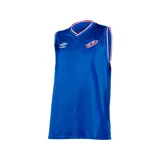 Musculosa de básquet azul con cuello en V y ribetes blancos y rojos. Logo de Umbro bordado en el pecho y escudo del Club Nacional de Football estampado en el lateral.