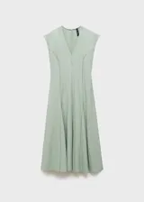 Vestido midi de corte evasé en color verde menta, con cuello en pico y mangas cortas. Presenta un diseño estructurado con costuras verticales visibles y cierre de cremallera en la parte posterior.