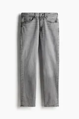 Jeans de cinco bolsillos en denim de algodón con leve stretch, de corte recto y pierna levemente holgada. Modelo de cintura estándar con cierre.
