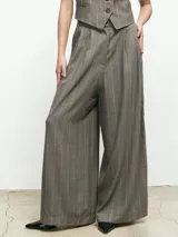Pantalón de vestir de corte sastrero, tiro alto y pierna ancha. Presenta un diseño de rayas verticales finas en tono grisáceo y cuenta con pinzas en la cintura para un ajuste estructurado.