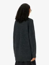 Cardigan Diesel M-Areela de punto grueso color gris, con calce relajado, escote en V, cierre frontal con botones y hombros caídos. Cuenta con detalle bordado del logo Oval D en el pecho.