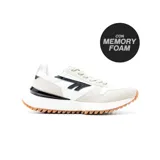 Championes Hi-Tec Lady color blanco y beige con detalles en negro.