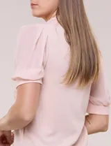 Blusa blanca de modal con escote en V, detalle de lazo en el cuello y mangas cortas abullonadas transparentes de gasa con puños en banda.