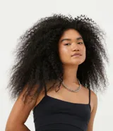 Vestido corto ajustado al cuerpo, confeccionado en tejido de punto de algodón con elastano. Presenta escote recto y breteles finos, con un diseño minimalista y versátil.