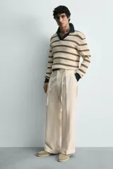 Mocasín destalonado de hombre, fabricado en piel con acabado serraje (gamuza), de horma redonda y suela a contraste con ligero tacón.