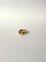 Anillo de plata 950 con baño de oro 24K, con diseño orgánico de curvas suaves y perfil volumétrico.