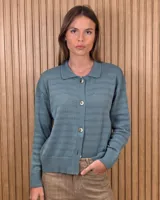 Cardigan de punto a rayas horizontales en tonos beige y tostado, con cuello camisero, cierre frontal de botones y mangas largas.
